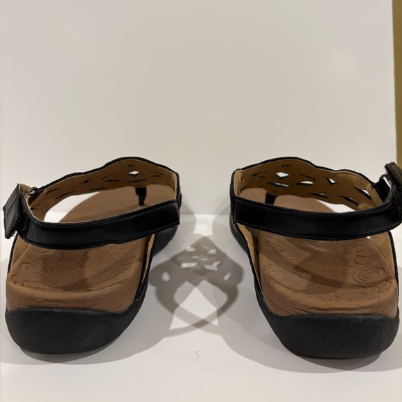 Rockport Black Thong Sandals with Intricate Cut-Out Design Size 7.5 - Picture 9 of 10